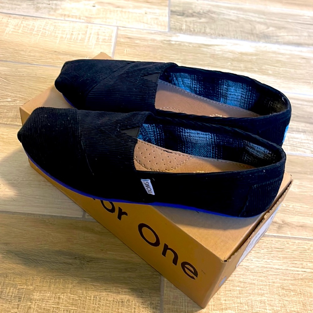BRAND NEW! Black corduroy TOMS! W9